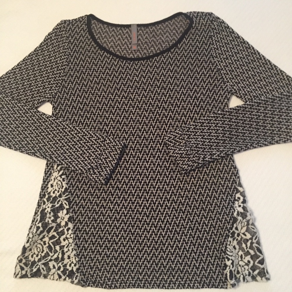 Jesse & J black & white knit top with Lace